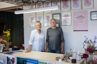 Tak, tak, tak, tak, tak. Væggen er fyldt med takke-tavler fra Kræftens Bekæmpelse, som har fået rigtig mange penge doneret fra Den Kreative Butik. Else og Finn Eriksen er initiativtagerne, og på få år har hele foretagendet vokset sig større og større.