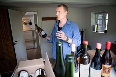 Jacob Salomonsen flyttede fra København til Gl. Rye tidligere i år og savnede at kunne købe håndlavede vine. Nu importerer og sælger han den selv via firmaet Palmento.