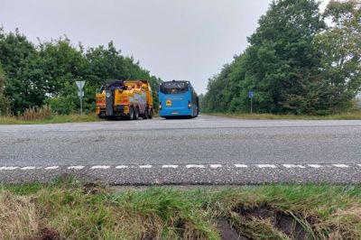 Skolebussens baghjul sank ned i grøften og spærrede Fasterholtvej næsten en time for trafik tirsdag morgen.