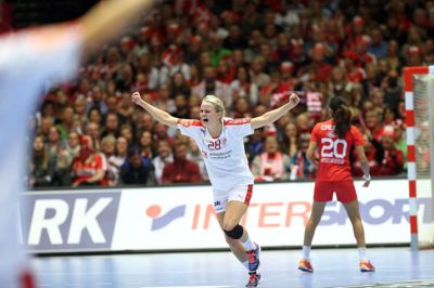 Stine Jørgensen jubler over en dansk scoring mod Tunesien ved VM i 2015 i Jyske Bank Boxen. Om et år vender kvindernes håndbold-VM tilbage til Herning, og det kan i øvrigt meget vel blive med flere lokale spillere på holdet - blandt andre herningenserne Emma Friis og Cecilie Brandt fra Ikast Håndbold. Foto: Flemming Hansen
