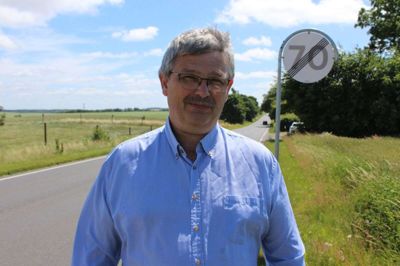 Poul Andreasen bor lige udenfor 70-kilometer zonen ligesom flere andre beboere på Silkeborgvej. De ønsker, at 70-kilometer i timen skiltet, som minimum, bliver rykket 400 meter længere mod syd. Lige nu må der køres 80 kilometer i timen, dér, hvor de bor, og det er for meget, mener de. Foto: Morten Hallstrøm