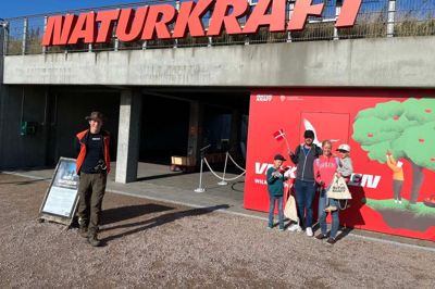 Den tyske familie fra Stuttgart, Svenja, Jerome, Emilian og Adrian, blev overrasket, da de blev modtaget med flag som gæster nr. 50.000.