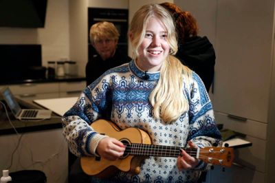 Nikoline Steen Kristensen er fra lokalområdet og deltog i »X Factor« i 2021. Hun spiller og underholder til MGP-festen i Vildbjerg Sports- og Kulturcenter.