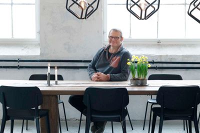Det hænder, at Carsten Thor, direktør hos Thors Design, er ude at save et af de store plankeborde over, når folk skal skilles, da begge parter ofte ønsker at få en bid af det eksklusive bord.