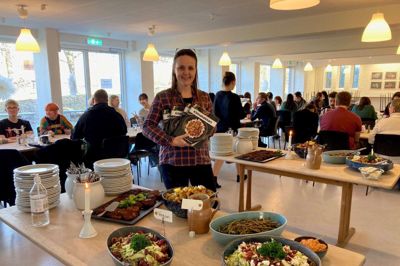 Anika Karlsen Thors kogebog »Klimakøkken« er netop udkommet. Elever og ansatte på skolen har været prøvekaniner på opskrifterne, som Anika Karlsen Thor selv har udviklet.