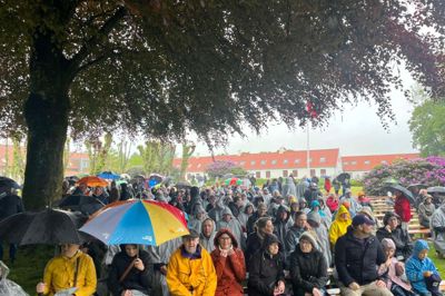 Sidste år regnede det hele eftermiddagen, da der var sommermøde på Møltrup Optagelseshjem. Søndag 31. maj er der igen sommermøde på Møltrup Optagelseshjem. I år taler Henning Kristensen, forstander og Lars Møller, der er forhenværende kommunaldirektør i Trehøje og Holstebro Kommune. Lars Møller er medlem af Møltrups bestyrelse og formand for støttefondens bestyrelse