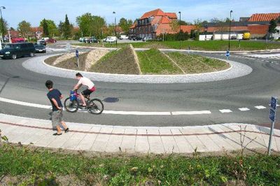 Rundkørsel ved Kvickly skal have ny asfalt på, hvilket vil give trafikale problemer i et par dage.