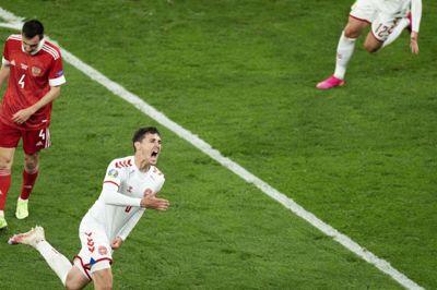 Andreas Christensen skriger sin glæde ud. Den 25-årige midterforsvarer har netop braget bolden i mål fra 25 meter til 3-1. For en måned siden vandt han Champions League med sit klubhold, Chelsea. Nu er han og Danmark videre til knockout-kampene ved EM. Foto: Claus Bech/Ritzau Scanpix