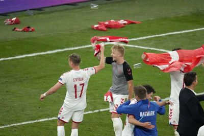 Lettelse, glæde og forløsning i én skøn sammenblanding: Jens Stryger, Daniel Wass, Christian Nørgaard og alle andre danske spillere slipper følelserne løs på græsset i Parken. Foto: Claus Bech/Ritzau Scanpix