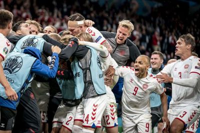 De danske spillere går jubelamok efter Andreas Christensens dommedagshug til 3-1. Foto: Mads Claus Rasmussen/Ritzau Scanpix