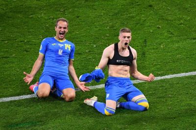 Artem Dovbyk (t.h.) sendte Ukraine i kvartfinalen med sit mål i de døende sekunder af kampen. Foto: Andy Buchanan/Reuters