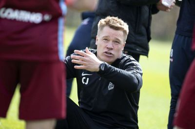 Træner Casper Johnsen satte sig selv på banen mod slutningen af sæsonens sidste kamp. Holdet var ramt af mange afbud, så han fik nogle minutter på banen for at aflaste holdet. Foto: Tom Laursen