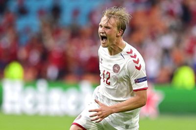 Kasper Dolberg skriger sin glæde ud efter målet til 2-0. Det er sjældent, at den kølige angriber fra Voel viser følelser i den grad, men EM tænder også Nice-spilleren. Foto: Ritzau Scanpix