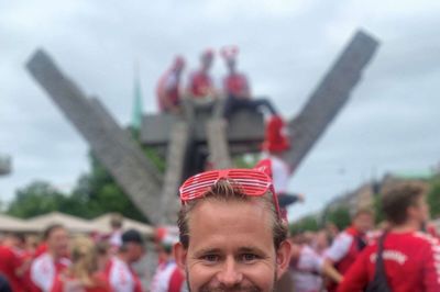 Fra Sankt Hans Torv i København gik hundredvis af mennesker mod Parken til den måske bedste landskamp nogensinde. Efter kampen dyttede bilerne som ved en sydeuropæisk titeltriumf. Foto: Privatfoto