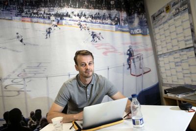 Til daglig er Simon Nielsen ansat i Herning Ishockey Klub som talentchef. I disse dage er han dog med det danske landshold til VM i Finland, hvor han er målmandstræner og videocoach. Foto: Tom Laursen