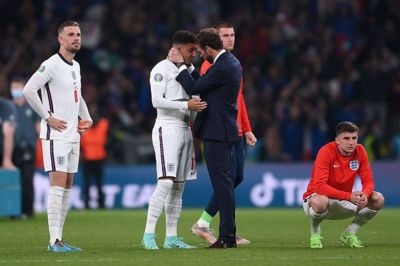 Jadon Sancho bliver trøstet af den engelske landstræner, Gareth Southgate, efter sit brændte straffespark og den tabte EM-finale mod Italien. Foto: Ritzau Scanpix