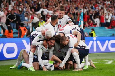 De engelske spillere jubler i flok efter 2-1-målet mod Danmark i semifinalen. Søndag aften jubler igen, hvis man skal tro FC Midtjyllands cheftræner, Bo Henriksen. Foto: Ritzau Scanpix