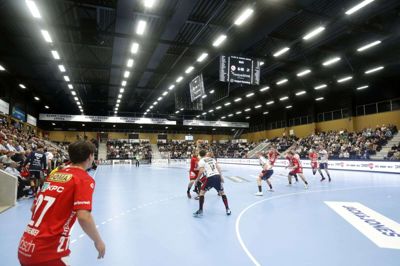 Der var godt besat på tilskuerpladserne i den nye arena. Foto: Henrik Ole Jensen