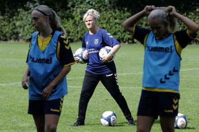 Hanne Østgaard Dahl har mange koordinerende opgaver i Vildbjerg, men der er også tid til at komme med U18-pigerne på træningsbanen. Foto: Henrik Ole Jensen