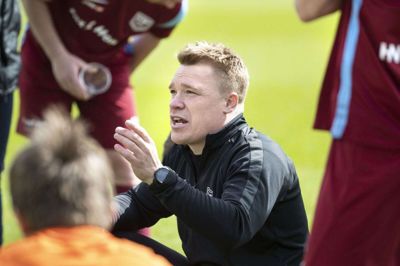 Casper Johnsen roser spillernes indsats. Foto: Tom Laursen