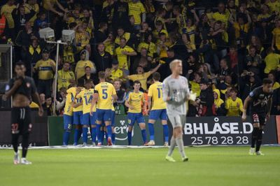 Ærgrelsen lyser ud af Jonas Lössl, mens Brøndby-spillerne jubler over målet til 2-0. Foto: Thomas Sjørup/Ritzau Scanpix