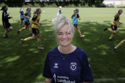 50-årige Hanne Østgaard Dahl, der er U18-cheftræner i Vildbjerg, er en af blot 17 danske kvinder, der aktuelt har A-trænerlicensen. I Vildbjerg er hun ansat på halvtid og drømmer om at kunne få en fuldtidstrænerstilling. Foto: Henrik Ole Jensen