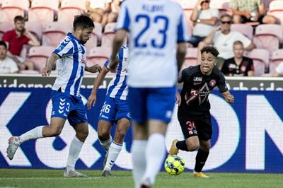 Mikael Anderson (t.h.) - her i Superligapremieren mod OB 16. juli - har misset seks kampe på grund af coronavirus. I aften er FCM’eren retur mod SønderjyskE. Foto: Jørn Deleuran