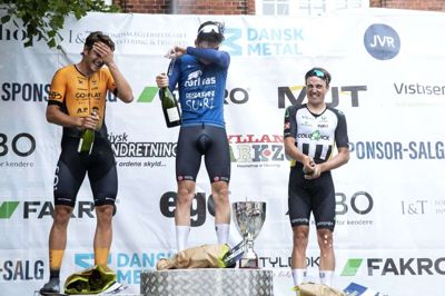 Helt som det foreskrives blev der sprøjtet med bobler efter afslutningen på gadeløbet. I midten vinderen Mathias E. Larsen. Til venstre løbets nummer to, Daniel Stampe, mens Mads Østergaard Kristensen blev nummer tre. Han vandt tidligere på året Grand Prix Herning, men måtte denne gang træde længere ned på podiet. Foto: Tom Laursen
