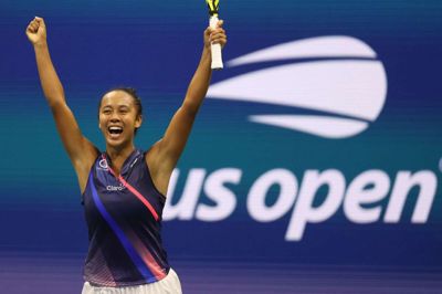 Leylah Fernandez fra Canada jubler efter sin sensationelle sejr over Naomi Osaka fra Japan, der ellers vandt første sæt og førte 6-5 i andet sæt.