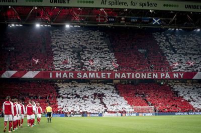 I har samlet nationen på ny stod der på et banner bag det ene mål, da Danmark i onsdags mødte Skotland i Parken i en VM-kvalifikationskamp. Tirsdag aften gæster Israel nationalarenaen. Foto: Mads Claus Rasmussen/Ritzau Scanpix
