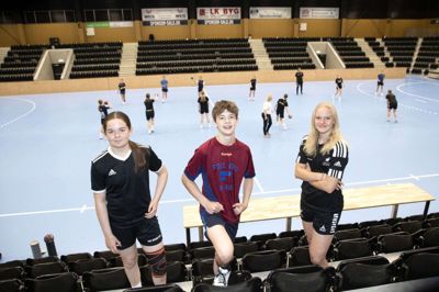 Mai Bennetsen (t.v.), Mikkel Legahn og Julie Rasmussen er tre af eleverne/talenterne, der går på talentklassernes håndboldlinje. De har nu både skolegang og håndboldtræning i det udvidede Sportscenter Herning og den nye arena. Foto: Tom Laursen
