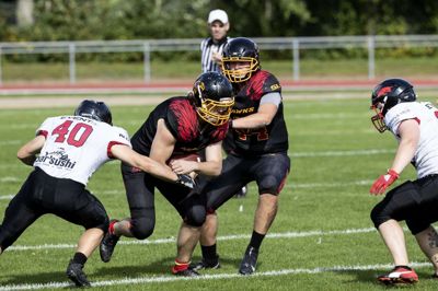 Der blev givet og taget med fysikken, da spillerne fra Hawks AFC Herning (i sort-røde trøjer) søndag eftermiddag tabte hjemmekampen til nummer et i Danmarksserien, Triangle Razorbacks fra Vejle. Foto: Jørn Deleuran