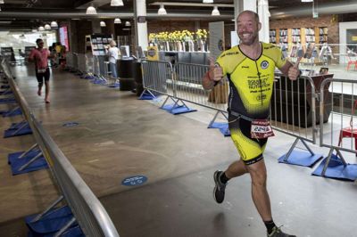 Anden pinsedag får biblioteket i Herning et hav af Royal Run-deltagere på løbende visit. I 2021 gik triatlonstævnet Challenge Herning, hvor billedet her er fra, også igennem biblioteket. Foto: Jørn Deleuran