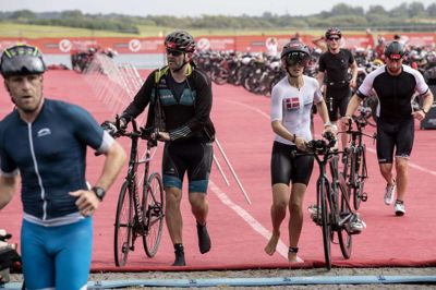 Triatleter på vej ud på cykel-delen af sidste års rute. Det er sikkerheden på netop cykelruten, som arrangørerne ikke kan garantere i år, og derfor er årets Garmin Challenge Herning nu blevet aflyst. Foto: Jørn Deleuran