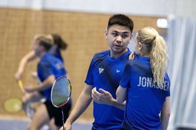 Vibse Jonassen (t.h.) blev kampens spiller, da Ikast FS i aftes spillede den første holdkamp siden oktober. Hun vandt først sin mixed double med Wong Fai Yin og siden damedoublen med Lisa Kramer. Foto: Tom Laursen