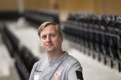 Mads Hjortshøj poserer hjemmevant i velkendte omgivelser på HCM’s nye hjemmebane. Det er ikke kun i håndboldhallen, han føler sig hjemme. Også teaterscenen er velkent territorium for træneren. Foto: Tom Laursen