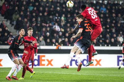 18. februar 2016: Paul Onuachu fik en slags gennembrud i hjemmekampen mod Manchester United. Den lange angriber scorede det matchvindende 2-1-mål i hjemmekampen. Udekampen taler vi ikke om ... Foto: Tom Laursen