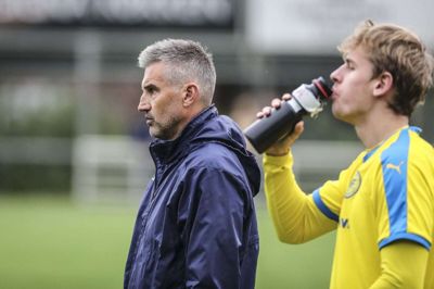 Kjellerup-træner Krzysztof Popczynski finder sit hold på fjerdepladsen i danmarksserien. I aften kommer FCM, der fører Superligaen, på besøg i tredje runde af Sydbank Pokalen. Foto: Martin Ballund