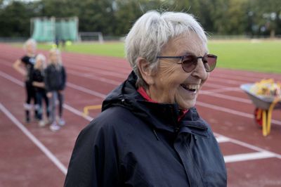 Der er smil på læben, når der er gang i atletikstadion. Kirsten Bergmann sætter stadig stor pris på at give instruktion til atletikudøverne i Herning GF Atletik & Motion. Foto: Jørn Deleuran