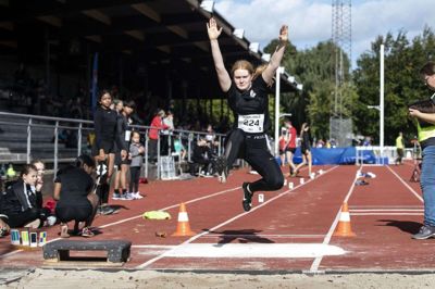 17-årige Sofie Staugaard fra Herning GF sætter af og springer det bedste, hun har lært i længdespringskonkurrencen. Foto: Tom Laursen