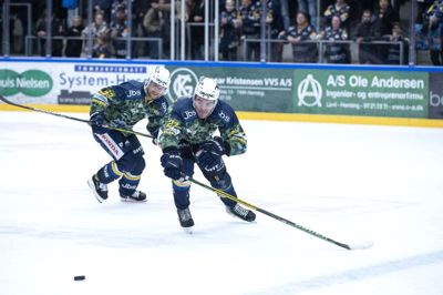 Herning Blue Fox tog mandag aften imod de danske mestre fra Rungsted iført særlige kamptrøjer til støtte for danske veteraner, som hyldes af dansk idræt over hele landet i disse uger. Og de tidligere udsendte soldater, som var til stede i hallen, så Blue Fox vinde 3-2 i overtid over Rungsted Seier Capital. Foto: Tom Laursen