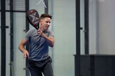 Rune Sørensen er vokset op med tennis i Herning, men i dag er det i padelsporten, at han slår sine folder. Foto: Privatfoto