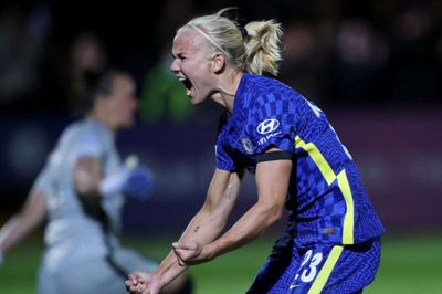Pernille Harder jubler vildt over sin udligning til 3-3 for Chelsea mod hendes tidligere klub, tyske Wolfsburg. Foto: Ritzau Scanpix