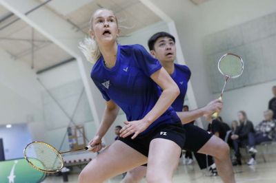 17-årige Vibse Jonassen vandt begge sine kampe, da Ikast lørdag slog Kolding. Her er stortalentet i aktion sammen med Wong Fai Yin i mixeddouble. Foto: Henrik Ole Jensen