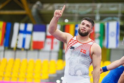 Turpal Bisultanov jubler her efter sin triumf ved EM for juniorer i Dortmund i juli. I morgen kæmper den 19-årige herningenser for medalje ved VM for seniorer. Foto: Kadir Caliskan/UWW