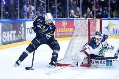 Jarkko Malinen (t.v.) og Herning Blue Fox tabte hele 1-6 til Frederikshavn White Hawks. Nordjyderne var knivskarpe i powerplay og havde en stærk målmand i Tadeas Galansky (t.h.). Foto: Tom Laursen