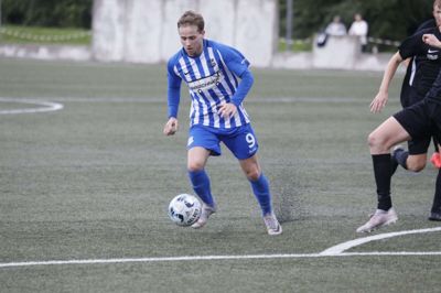 Simon Nørgaard Nielsen var manden i fokus, da Herning Fremad åbnede foråret i Jyllandsserien 2 med en sejr. Han scorede to gange, begik straffespark og brændte selv et straffe. Foto: Henrik Ole Jensen