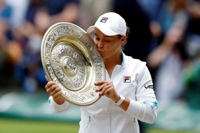 Ashleigh Barty kyssede i sommer trofæet som vinder af Wimbledon. Australieren har også tidligere vundet French Open.