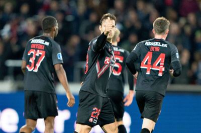 Erik Sviatchenko rækker tommel op. FCM kæmpede sig til 3-2 over SønderjyskE . Foto: Henning Bagger/Ritzau Scanpix