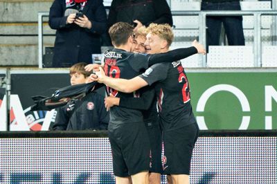 Pokalforløsning og målglæde for målscorer Gustav Isaksen, assistmager Mads Kristian Hansen og Oliver Sørensen. Foto: Henning Bagger/ Ritzau Scanpix